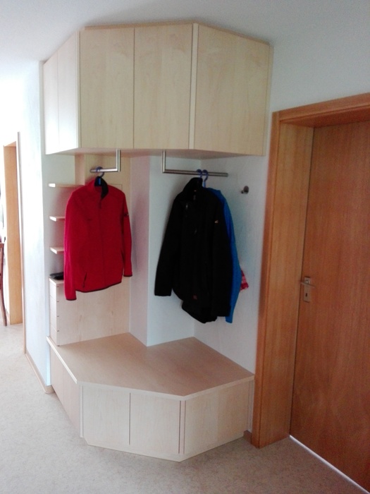 Garderobe aus Ahorn furniert