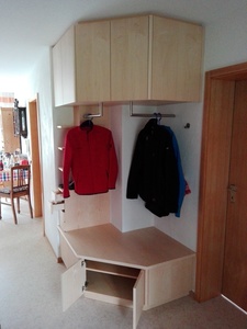 Garderobe aus Ahorn furniert